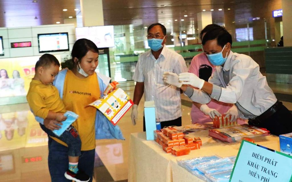Du khách xuống Sân bay Quốc tế Cần Thơ được nhận khẩu trang - 2 Du khách xuống Sân bay Quốc tế Cần Thơ được nhận khẩu trang - 2