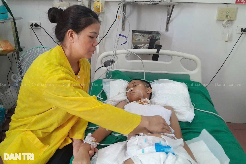 Nữ sinh lớp 8 bất động trên giường bệnh, mẹ nghèo khẩn cầu - 1 Nữ sinh lớp 8 bất động trên giường bệnh, mẹ nghèo khẩn cầu - 1