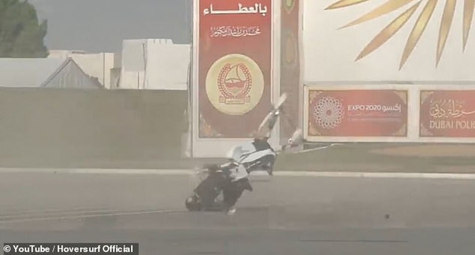 Video cảnh sát Dubai ngã lộn nhào khi điều khiển xe bay - 1 Video cảnh sát Dubai ngã lộn nhào khi điều khiển xe bay - 1