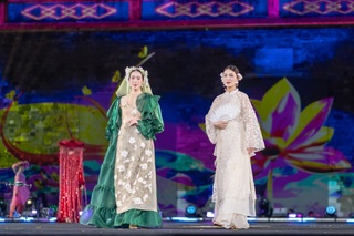 Phu nhân Đại sứ Mỹ, Nhật Bản và nhiều quốc gia trình diễn áo dài Việt Nam - 10