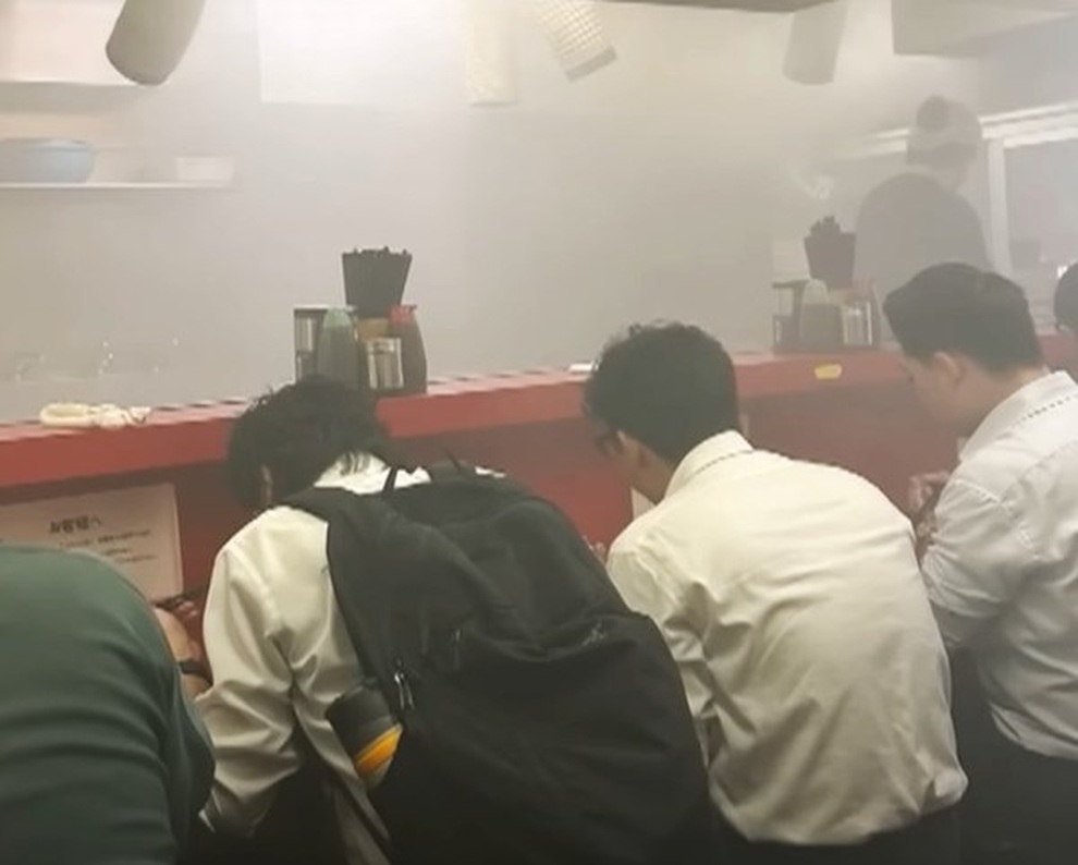 Cháy nhà hàng ngọn lửa bốc lên trần nhà, 15 khách vẫn bình thản ngồi ăn - 1 Cháy nhà hàng ngọn lửa bốc lên trần nhà, 15 khách vẫn bình thản ngồi ăn - 1
