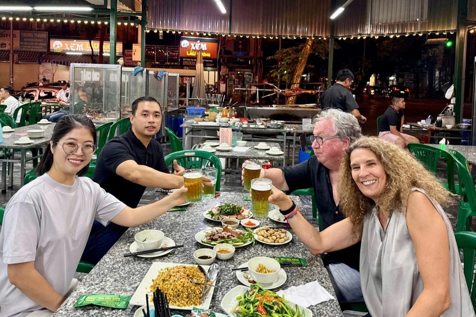 HDV kể chuyện nghề: Dẫn khách Tây "đi thăm bà đẻ", viếng mộ, phụ hồ