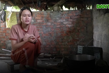 Cô gái trẻ gác ước mơ, gồng gánh nuôi bố tâm thần và em bại não