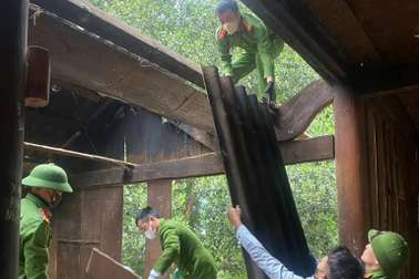 Công an Nghệ An giúp dân di dời nhà cửa, tài sản đến khu tái định cư