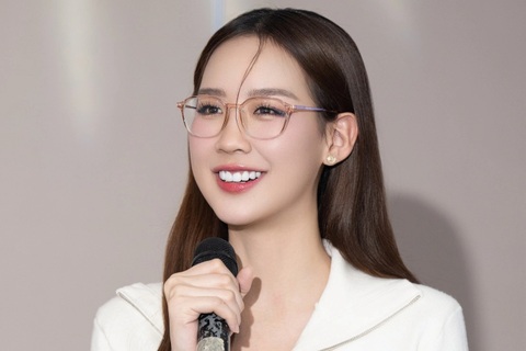 Hoa hậu Việt cao 1,86m nói tiếng Anh "như gió" gây chú ý ở diễn đàn kinh tế