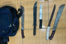 8 thiếu niên vác dao tự chế đi hỗn chiến