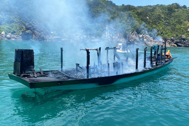 Cháy ghe trên vùng biển Cù Lao Chàm, 3 cán bộ bị thương