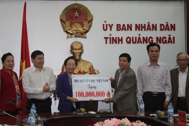 Chủ tịch Hội Khuyến học Việt Nam trao tặng 300 triệu đồng cho Hội Khuyến học tỉnh Quảng Ngãi