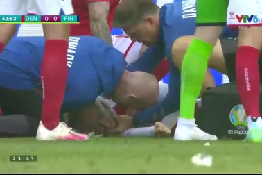 Khoảnh khắc Eriksen đổ gục xuống sân