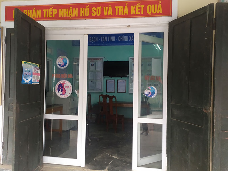Trụ sở xã vắng tanh trong giờ hành chính, dân mỏi chân chờ cán bộ - 7 Trụ sở xã vắng tanh trong giờ hành chính, dân mỏi chân chờ cán bộ - 7