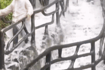 Trung Quốc: Mưa như lũ quét, hàng trăm khách xuống núi vừa đi vừa run