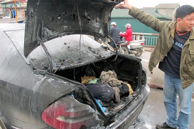 Hà Nội: Xe Mercedes bốc cháy trên cầu Chương Dương