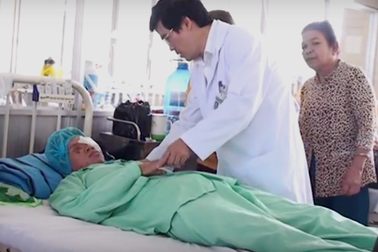 Đầu đạn phát nổ khi đốt rác, thai phụ bị mù mắt