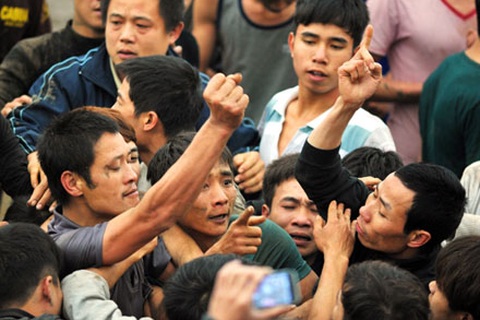 Những nắm đấm cuồng nộ trong lễ hội cướp phết Hiền Quan