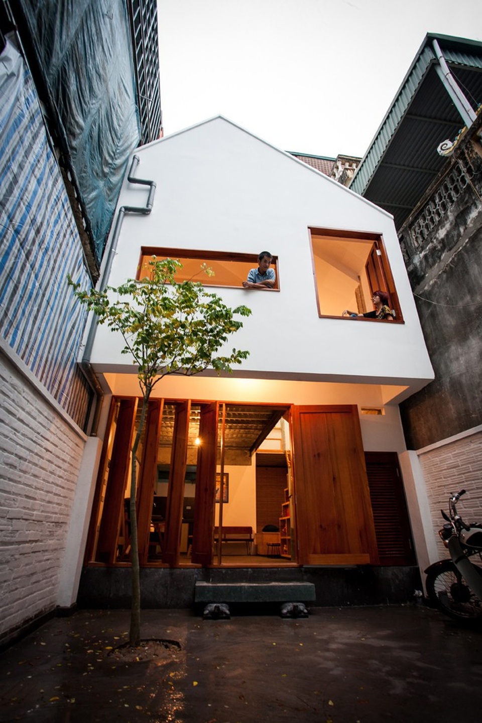 Nghệ sĩ guitar xây nhà mái dốc độc lạ ở Hà Nội chỉ với 300 triệu đồng - 1