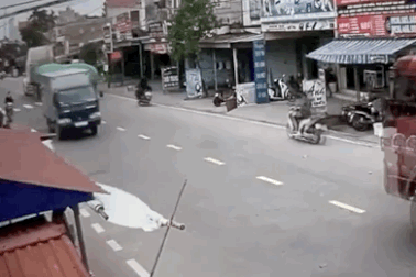 Pha thoát chết không tưởng của hai thanh niên đối đầu xe công-ten-nơ