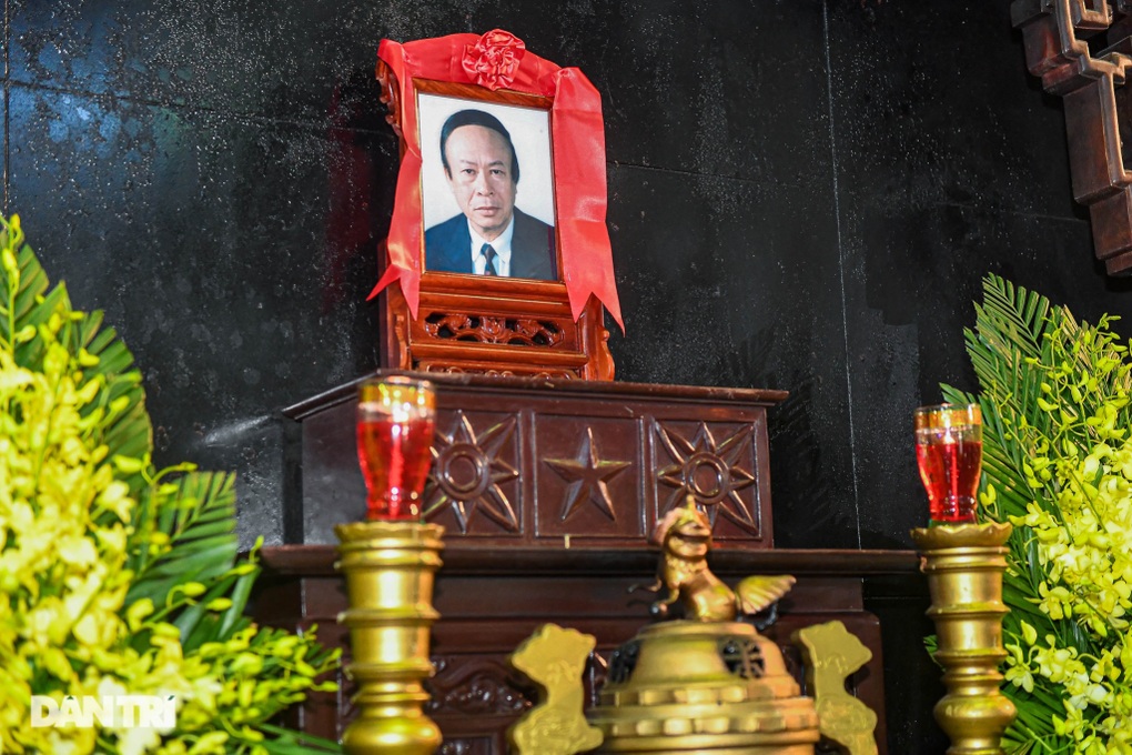 NSƯT Chiều Xuân bật khóc bên linh cữu NSND Bùi Đình Hạc - 1 NSƯT Chiều Xuân bật khóc bên linh cữu NSND Bùi Đình Hạc - 1