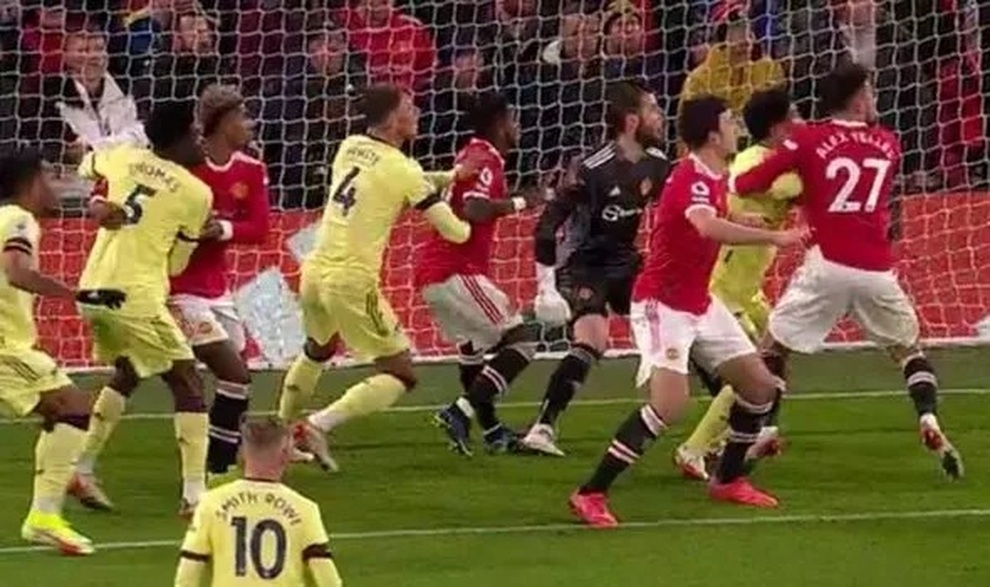 Tranh cãi bàn thắng kỳ lạ nhất của Arsenal vào lưới Man Utd - 4 Tranh cãi bàn thắng kỳ lạ nhất của Arsenal vào lưới Man Utd - 4