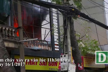 Hà Nội: Cửa hàng nội thất trên phố bốc cháy dữ dội
