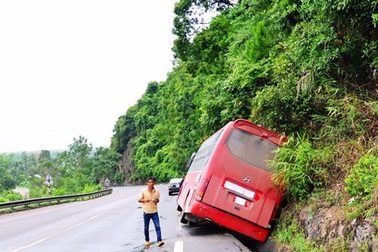 Xe khách lao vào sườn núi, không ai bị thương