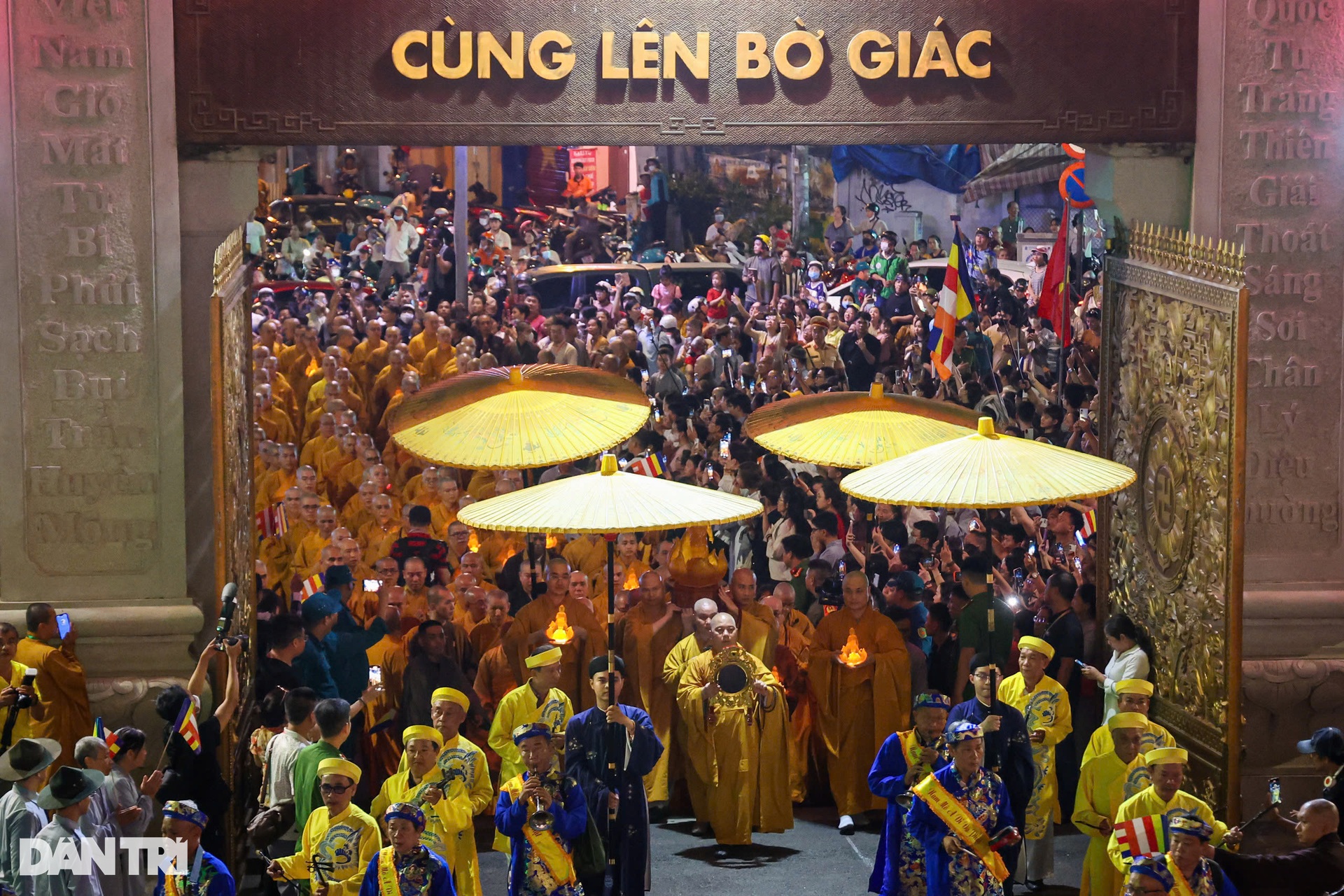 Hàng nghìn người rước kiệu tôn tượng Đức Phật đản sinh ở TPHCM - 10 Hàng nghìn người rước kiệu tôn tượng Đức Phật đản sinh ở TPHCM - 10