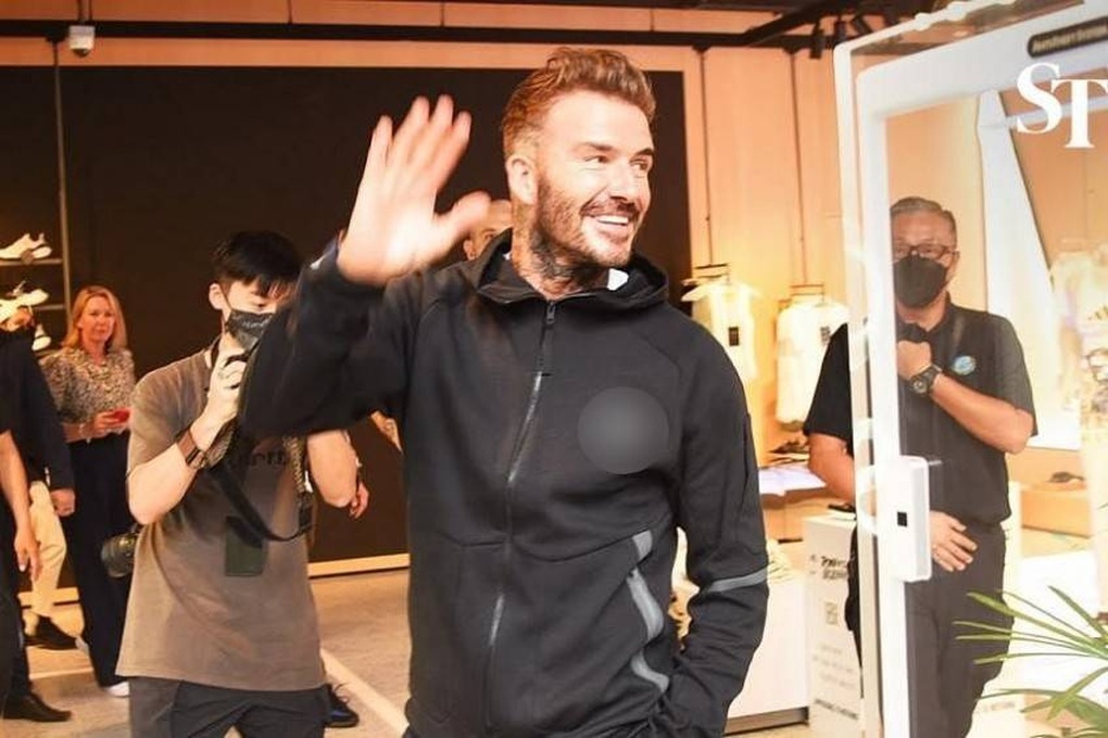 David Beckham gây sốt vì ở lại kê dọn bàn ghế sau sự kiện - 1 David Beckham gây sốt vì ở lại kê dọn bàn ghế sau sự kiện - 1