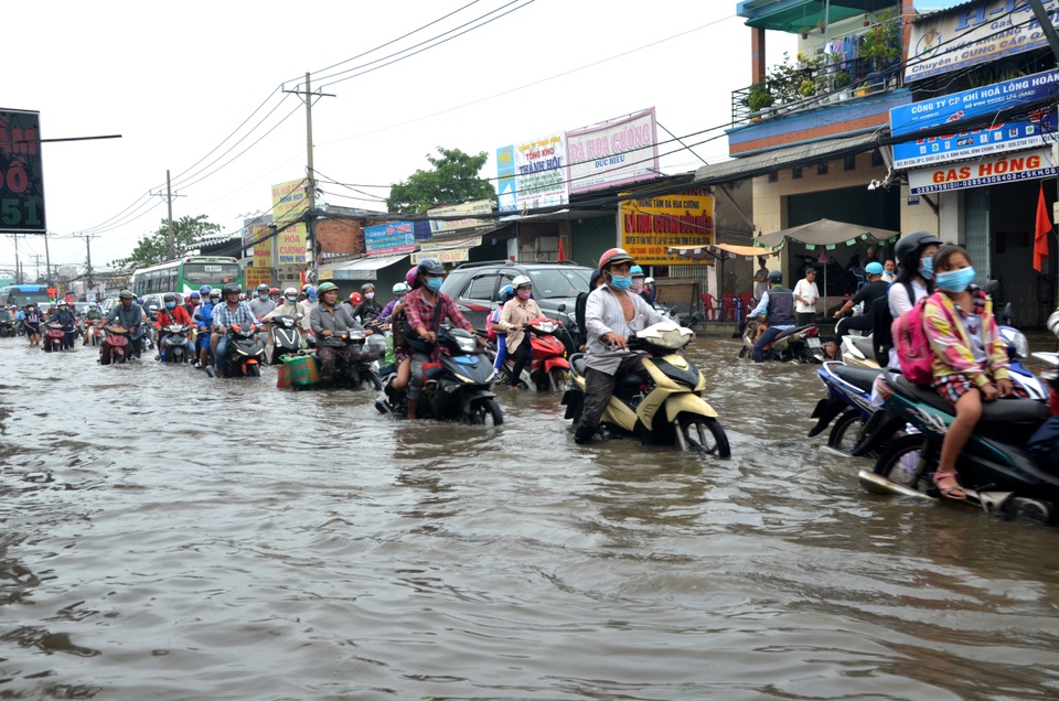Người Sài Gòn khốn khổ sáng đầu tuần vì triều cường đạt đỉnh - 1 Người Sài Gòn khốn khổ sáng đầu tuần vì triều cường đạt đỉnh - 1