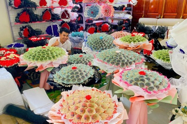 Bó hoa bằng tiền mặt giá trăm triệu đồng "đắt khách" ngày 20/10