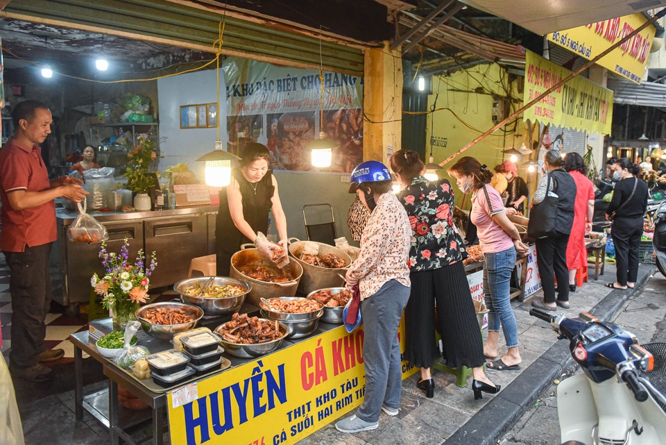 Khu chợ nhà giàu ở Hà Nội, ngày bán hàng trăm cân cá kho - 3 Khu chợ nhà giàu ở Hà Nội, ngày bán hàng trăm cân cá kho - 3
