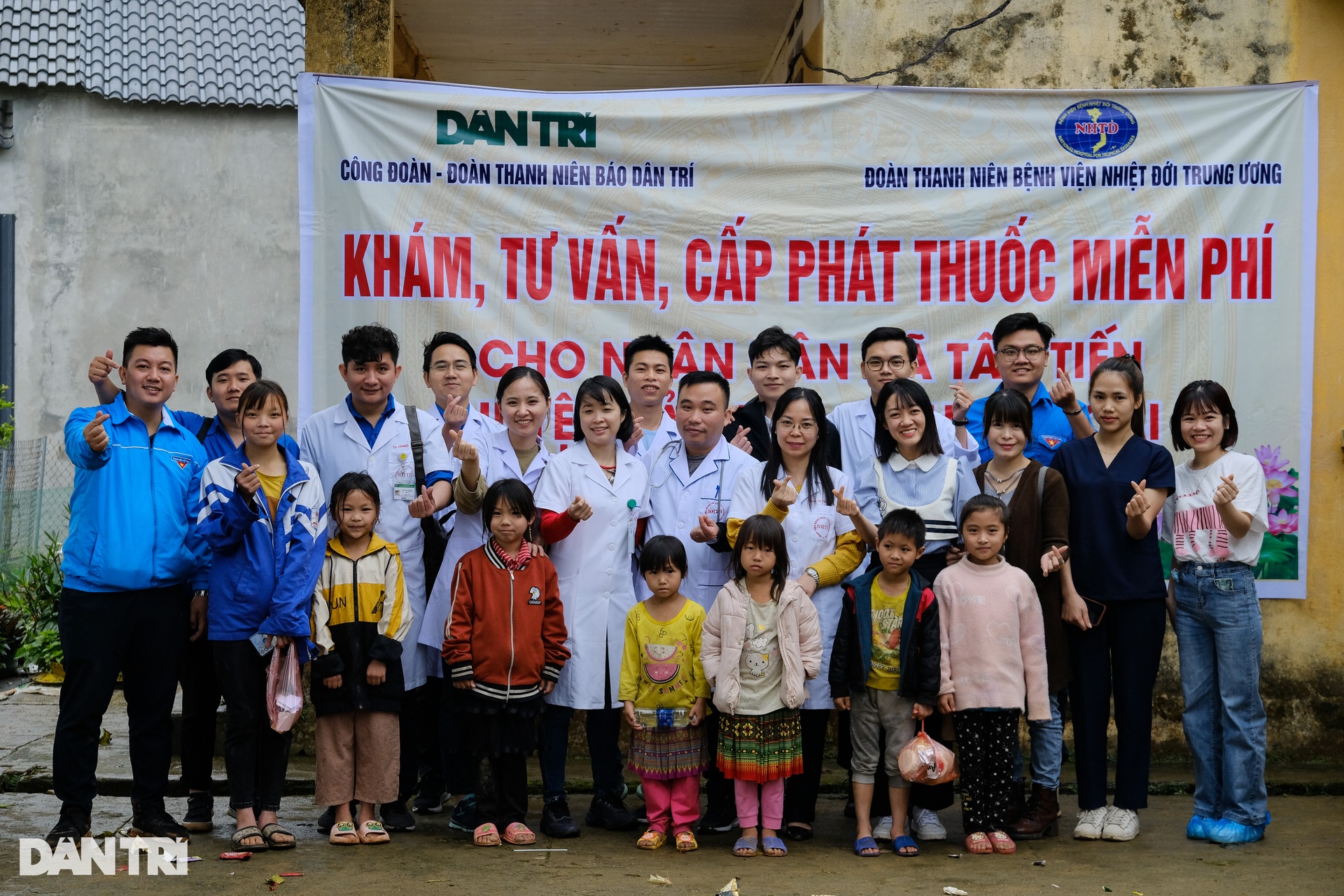 Trẻ em bản nghèo ở Lào Cai đón niềm vui bất ngờ - 12 Trẻ em bản nghèo ở Lào Cai đón niềm vui bất ngờ - 12