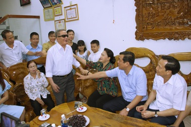 Chủ tịch Quốc hội Nguyễn Thị Kim Ngân thăm gia đình chính sách