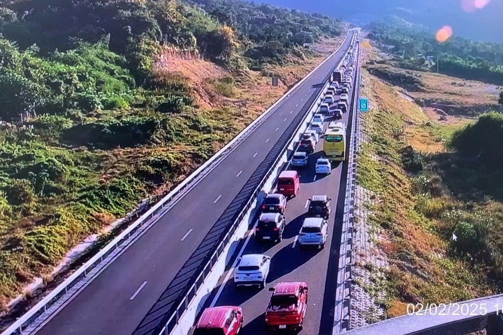 Đóng nhiều đoạn nút giao lên cao tốc, quốc lộ 1A qua Bình Thuận ùn tắc - 1 Đóng nhiều đoạn nút giao lên cao tốc, quốc lộ 1A qua Bình Thuận ùn tắc - 1