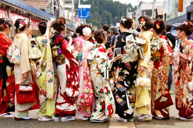 Về thủ phủ ngành dệt truyền thống hòa mình vào lễ hội kimono đầy màu sắc
