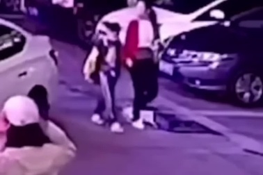 Mẹ phản ứng cực nhanh cứu con nhỏ khỏi tai nạn kinh hoàng