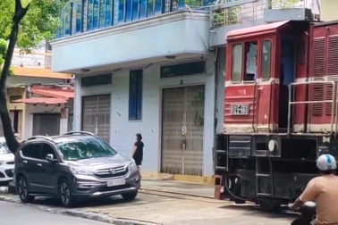 Tình huống hy hữu tàu phải dừng lại để nhường đường cho ô tô