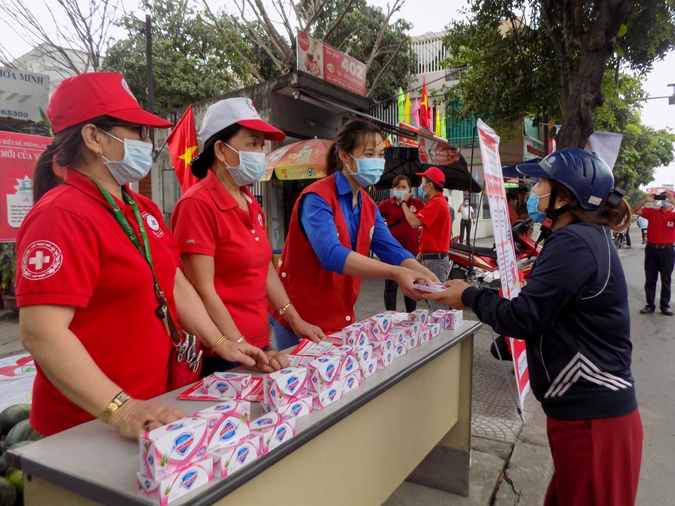 Nhiều nơi phát khẩu trang, hướng dẫn người nhà bệnh nhân phòng ngừa corona - 7 Nhiều nơi phát khẩu trang, hướng dẫn người nhà bệnh nhân phòng ngừa corona - 7