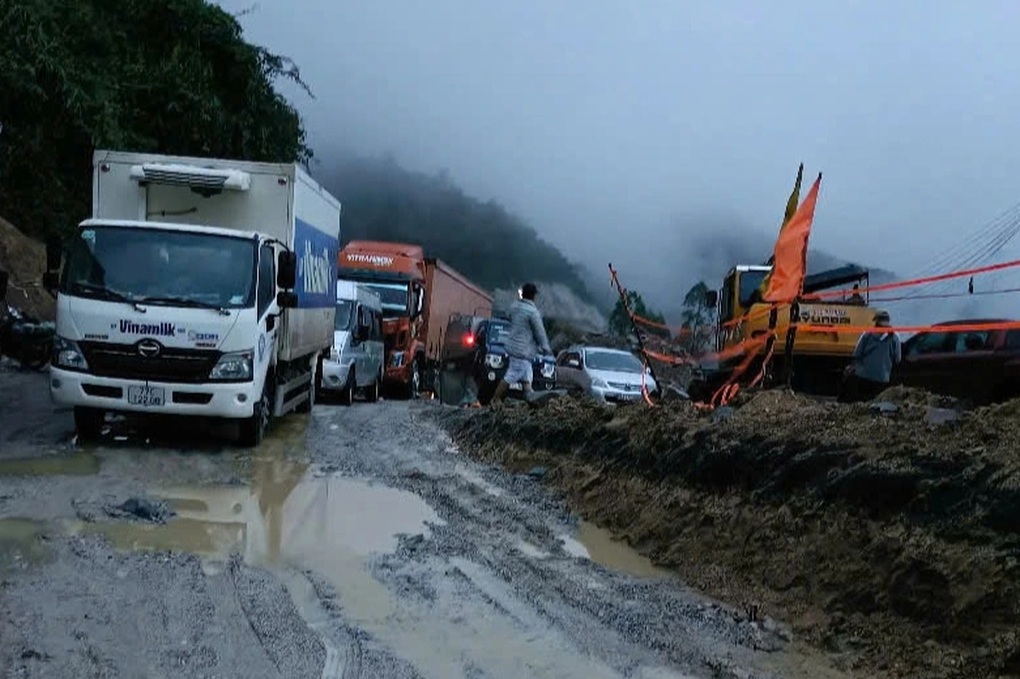 Giao thông trên đèo An Khê liên tục bị tê liệt do sạt lở - 2 Giao thông trên đèo An Khê liên tục bị tê liệt do sạt lở - 2