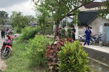 Mẹ đi chợ về thấy con gái 2 tuổi tử vong dưới mương