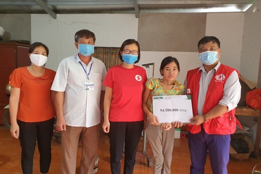 Bạn đọc Dân trí giúp đỡ cô gái lưng cong vẹo hơn 130 triệu đồng