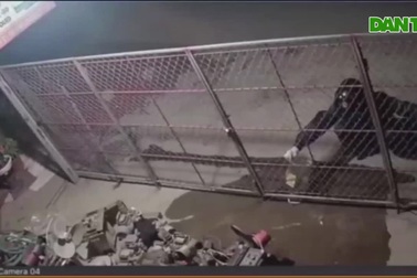 Mâu thuẫn chuyện làm ăn, hàng xóm mang xăng sang thiêu nhà 2 vợ chồng trẻ