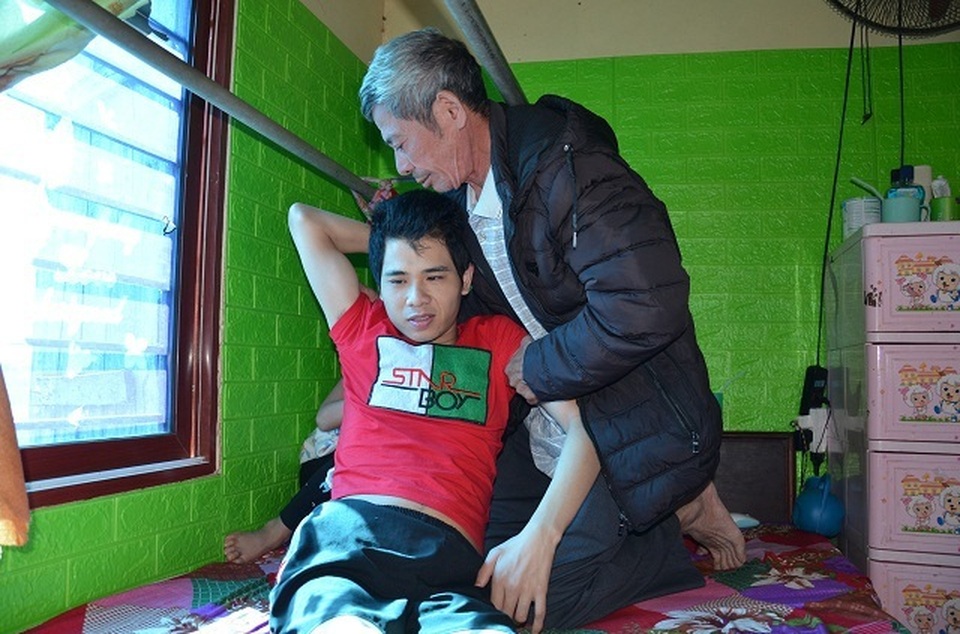 Hai bé thơ ôm người cha liệt giường được bạn đọc giúp đỡ hơn 92 triệu đồng - 1 Hai bé thơ ôm người cha liệt giường được bạn đọc giúp đỡ hơn 92 triệu đồng - 1