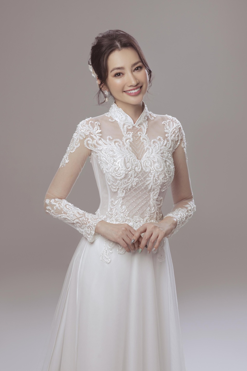 Trúc Diễm tái xuất quyến rũ với tà áo dài - 1