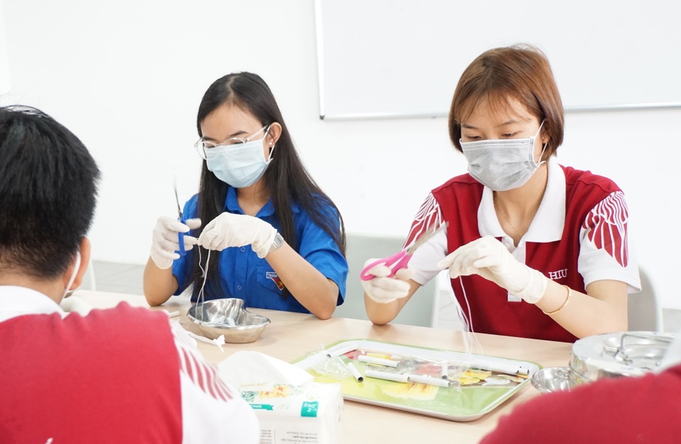 Sinh viên, giảng viên chế nước rửa tay, làm khẩu trang phòng dịch Corona - 4 Sinh viên, giảng viên chế nước rửa tay, làm khẩu trang phòng dịch Corona - 4