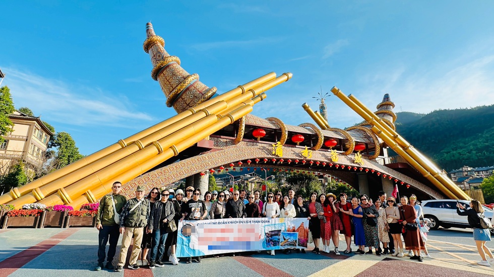 Khách Việt mua tour Trung Quốc: Ngắm cảnh nháo nhào, "lùa vào" mua sắm