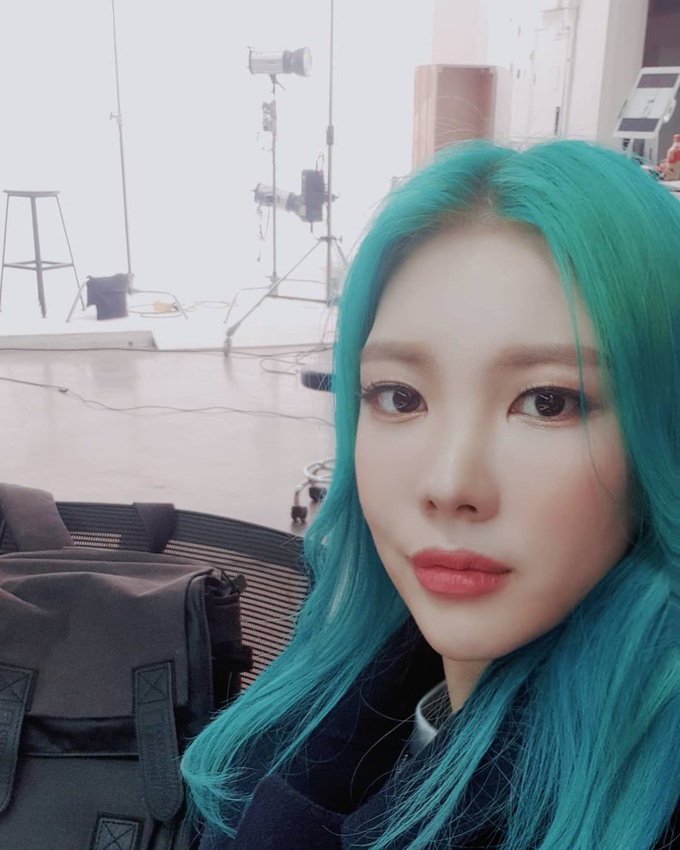 Hi hữu nữ idol Kpop bị kiện vì lấy trộm áo của đàn em, camera bóc trần thủ đoạn và lời nói dối - Ảnh 2. Hi hữu nữ idol Kpop bị kiện vì lấy trộm áo của đàn em, camera bóc trần thủ đoạn và lời nói dối - Ảnh 2.