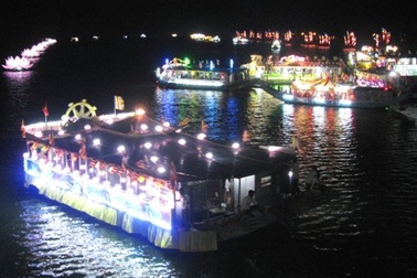 Ngắm thuyền hoa đẹp rực rỡ trên sông trong đêm hội Phật đản