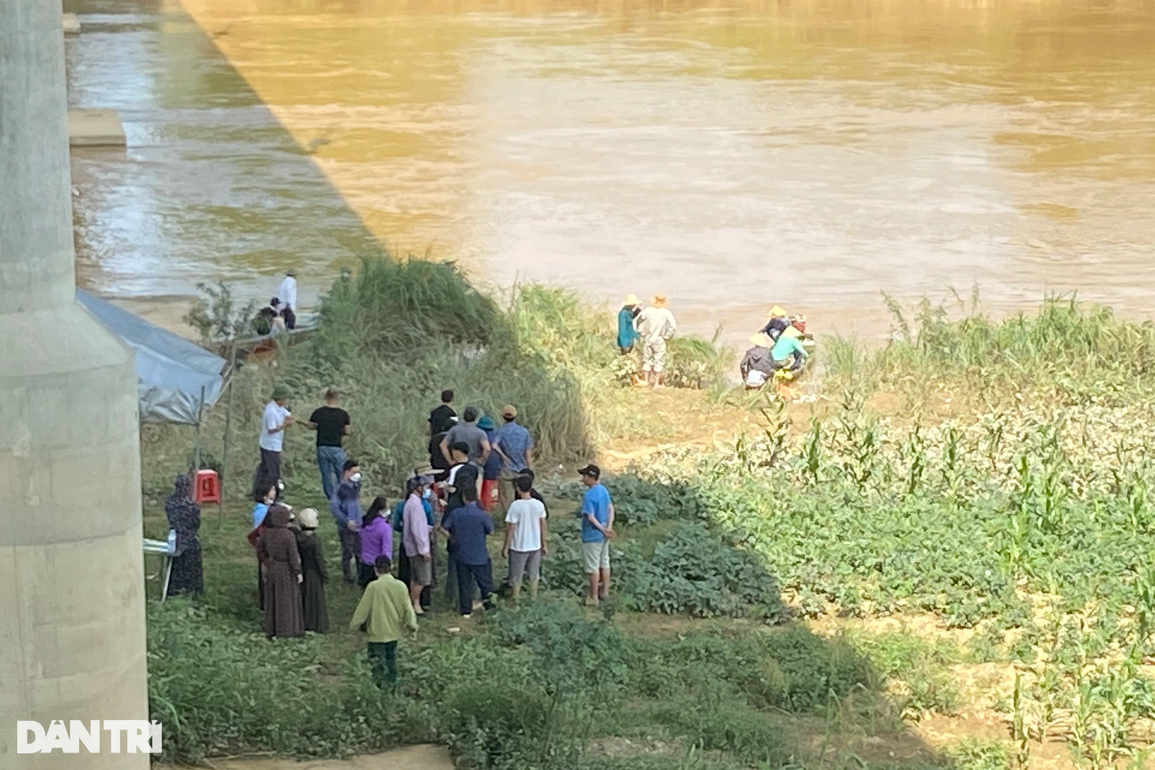 Tìm thấy thi thể nữ kế toán bệnh viện nhảy sông tự vẫn - 2 Tìm thấy thi thể nữ kế toán bệnh viện nhảy sông tự vẫn - 2