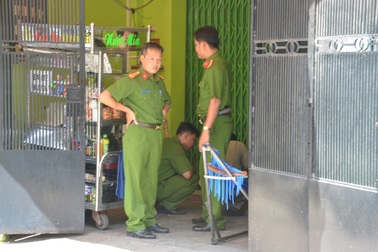 Người đàn ông nằm chết trên võng, tay chân quấn dây điện