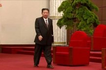 Ông Kim Jong-un gây chú ý với vẻ ngoài khác lạ