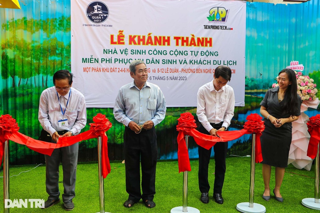 TPHCM trang bị 2 nhà vệ sinh công cộng tự động ở khu đất vàng - 1 TPHCM trang bị 2 nhà vệ sinh công cộng tự động ở khu đất vàng - 1